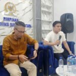 Pimpinan DPRD Sumut Ricky Anthony berdialog dengan awak media saat menggelar kegiatan silaturrahmi