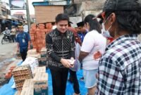 Pimpipnan DPRD Sumut Ricky Anthony menyerahkan bantuan bahan pangan dan tali asih kepada korban kebakaran di Pekan Bahorok, Langkat.