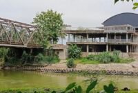 Bangunan milik Yus yang didirikan di DAS, bahkan di dalam tanggul Sei Batang Serangan.