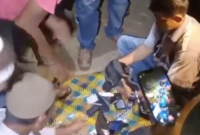 Barang bukti sabu dan alat hisap beserta uang tunai yang turut diamankan warga.