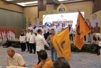 Efrianto SH MH menerima Pataka TI saat acara pelantikan di Ball Room Hotel Santika Dyandra Medan.