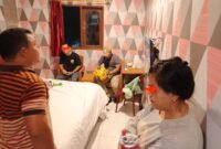 Kanit Intel Polsek Stabat IPTU Musa Situmoran menggerebek POG dan IP di kamar hotel.