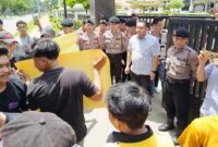 Kasubsi I Intelijen Kejari Langkat Aryanvi Kantha Diprama menemi pendemo di depan Kantor Kejari Langkat.