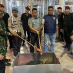 Kepala KPR Rutan Kelas IIB Tanjung Pura Efriyanto memusnahkan benda terlarang dari blok hunian WB bersama pihak-pihak terkait