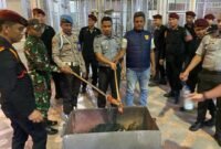 Kepala KPR Rutan Kelas IIB Tanjung Pura Efriyanto memusnahkan benda terlarang dari blok hunian WB bersama pihak-pihak terkait.