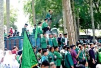 Massa Al Washliyah Sumatera Utara menggeruduk Kantor Bupati Deli Serdang.