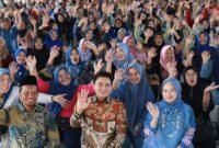 Pimpinan DPRD Sumut Ricky Anthony dan Ristya Chayani saat bersilaturrahmi dengan warga di Kecamatan Padang Tualang.