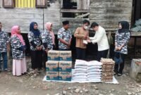 Pimpinan DPRD Sumut Ricky Anthony dan Tim BAPERA memberikan bantuan kepada Irwansyah.