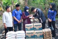 Pimpinan DPRD Sumut Ricky Anthony memberikan bantuan bahan pangan dan tali asih kepada Jamiah.