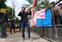 Serikat Mahasiswa Tameng Rakyat alias SEMARAK berorasi di depan Mapolres Langkat.