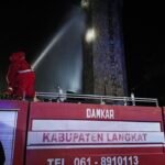 Tim Damkar Pemkab Langkat saat membasmi sarang labah di Tugu T Amir Hamzah1