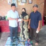 Utusan Ricky Anthony saat memberi bantuan kepada Sri Pujiati.