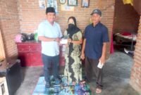 Utusan Ricky Anthony saat memberi bantuan kepada Sri Pujiati.