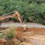 Alat berat yang digunakan untuk membangun kolam di kawasan HPT Desa Lau Damak, Kecamatan Bahorok, Kabupaten Langkat
