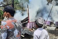 Kediaman Ponidi Ujung yang ludes terbakar.