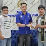 Moris Fernando Tamba staf Ricky Anthony saat memberikan tali asih kepada Vivin Taripar Nababan yang akan berkompetisi di ajan nasional