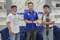 Moris Fernando Tamba staf Ricky Anthony saat memberikan tali asih kepada Vivin Taripar Nababan yang akan berkompetisi di ajan nasional.