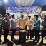 Pimpinan DPRD Sumut Ricky Anthony menabuh bedug untuk memulai Festival Gema Takbir Idul Adha 1446 H di Kedamatan Hinai