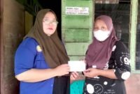 Tim BAPERA saat menyerahkan tali asih dari Pimpinan DPRD Sumut Ricky Anthony ke keluarga almarhum Aries Sutopo.