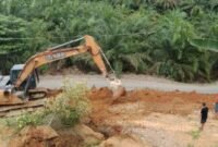 Alat berat yang digunakan MK untuk membangun kolam di kawasan HPT Desa Lau Damak, Kecamatan Bahorok, Kabupaten Langkat.