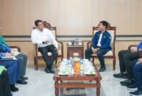 Gubernur Sumut Bobby Nasution berbincang bersama Ketua Karang Taruna Langkat Ahmad Senang alias Amse.