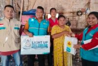Manager ULP PLN Stabat beserta merealisasikan program Light Up The Dream di LIngkungan II Batu Lapan, Kelurahan Bingai, Kecamatan Wampu, Langkat.