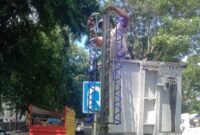 Petugas sedang melakukan perawatan lampu hias di pulau jalan Kota Stabat, Langkat.