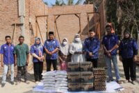 Pimpinan DPRD Sumut Ricky Anthony saat memberikan bantuan dan tali asih kepada keluarga Ponidi Ujung atas musibah kebakaran yang dialaminya.