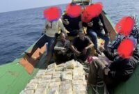 Tim Ditresnarkoba Polda Sumut saat mengankan 190 kilogram sabu dan 2 orang tersangka di perairan Langkat.