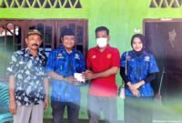 Tim Ricky Anthony menyerahkan santunan kepada keluarga korban tertimpa batang pohon di Alun-alun Stabat.