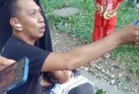 Warga memberikan pertolongan pertama kepada PA Nainggolan usai tertimpa batang pohon di Alun-alun Stabat