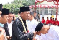 Bupati Langkat H Syah Afandin saat menyerahkan remisi kepada warga binaan di Lapas Narkotika Langkat.