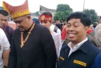 Gubernur Sumut Muhammad Bobby Afif Nasution dan Ketua Karang Taruna Kabupaten Langkat Ahmad Senang usai mengikuti upacara bendera pada HUT Kemerdekaan RI.