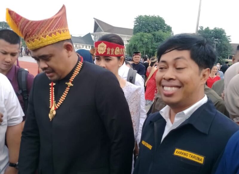 Gubernur Sumut Muhammad Bobby Afif Nasution dan Ketua Karang Taruna Kabupaten Langkat Ahmad Senang usai mengikuti upacara bendera pada HUT Kemerdekaan RI.