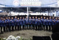 Ketau DPP KOMBAT Restorasi Indonesia Iskandar ST bersama Ricky Anthony foto bersama kader KOMBAT Se-Sumatera Utara di Jl Sunggal No 133 Medan.