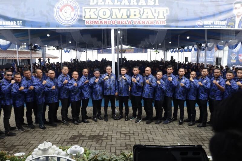 Ketau DPP KOMBAT Restorasi Indonesia Iskandar ST bersama Ricky Anthony foto bersama kader KOMBAT Se-Sumatera Utara di Jl Sunggal No 133 Medan.