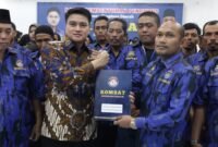 Ketua DPW KOMBAT Sumut Ricky Anthony menyerahkan SK Pengurus DPD KOMBAT Langkat kepada Muhammad Rio.