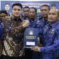 Ketua DPW KOMBAT Sumut Ricky Anthony menyerahkan SK Pengurus DPD KOMBAT Langkat kepada Muhammad Rio.