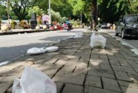 Sampah berserakan usai CFD di seputaran Alunalun T Amir Hamzah Stabat.