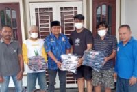 Tim KOMBAT menyerahkan seragam kepada klub sepak bola dari Pimpinan DPRD Sumut Ricky Anthony.