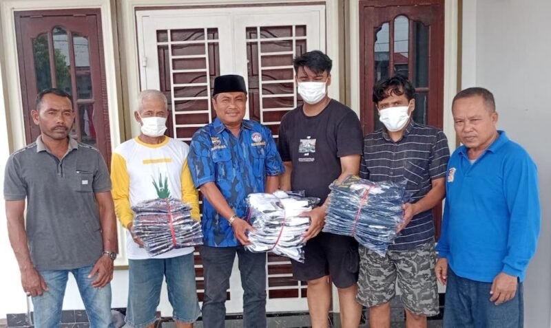 Tim KOMBAT menyerahkan seragam kepada klub sepak bola dari Pimpinan DPRD Sumut Ricky Anthony.