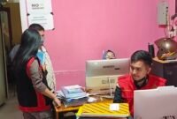 Tim Penyidik Seksi Pidsus Kejari Langkat sedang menggeledah salah satu ruangan di Disdik Langkat.