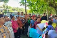 Kapolres Langkat AKBP David Trio Prasojo dan Ketua DPRD Langkat Sribana Peranginangin saat menerima masa yang berorasi.