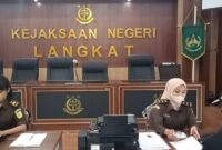 Petugas di Kejari Langkat saat memeberi pelayanan publik.