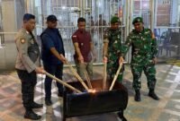 Kepala KPR Rutan Kelas IIB Tanjung Pura Efriyanto memusnahkan barang hasil razia bersama aparat gaubngan TNI, Polri dan BNN.