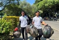 Komunitas Gen Hijau memungut sampah di lokasi CFD di seputaran Alun-alun T Amir Hamzah Stabat.