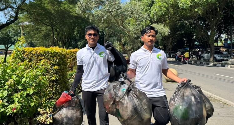 Komunitas Gen Hijau memungut sampah di lokasi CFD di seputaran Alun-alun T Amir Hamzah Stabat1 OK