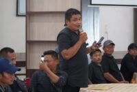 Kordinator BAPERA Soni Mario Tamba saat menyampaikan tuntutan mereka kepada Bupati Langkat.