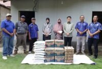 Pimpinan DPRD Sumut RIcky Anthony menyambangi Nursidah dan memberi tali asih.