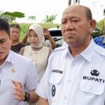Pimpinan DPRD Sumut Ricky Anthony dan Bupati Langkat H Syah Afandin meninjau jalan rusak di Desa Banyumas, Kecamatan Stabat
